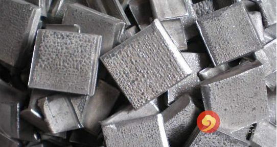 5月期鎳連續(xù)第三個(gè)月下跌，周四觸及去年6月來(lái)最低水準(zhǔn)每噸8,810美元，今年迄今下跌12%，是跌幅最大的主要基本金屬。